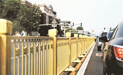 從復(fù)興門(mén)到建國(guó)門(mén)，長(zhǎng)安街一線全部更換為金色護(hù)欄 攝影/本報(bào)記者 郝羿