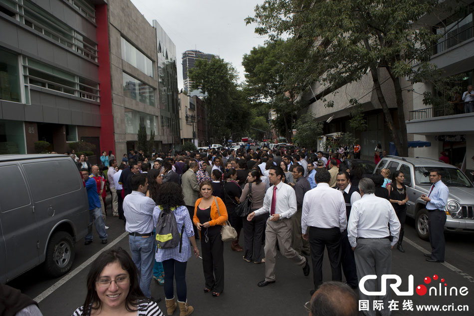當?shù)貢r間2014年5月8日，墨西哥墨西哥城，市民聚集在街道上?！D片來源：Rebecca Black
