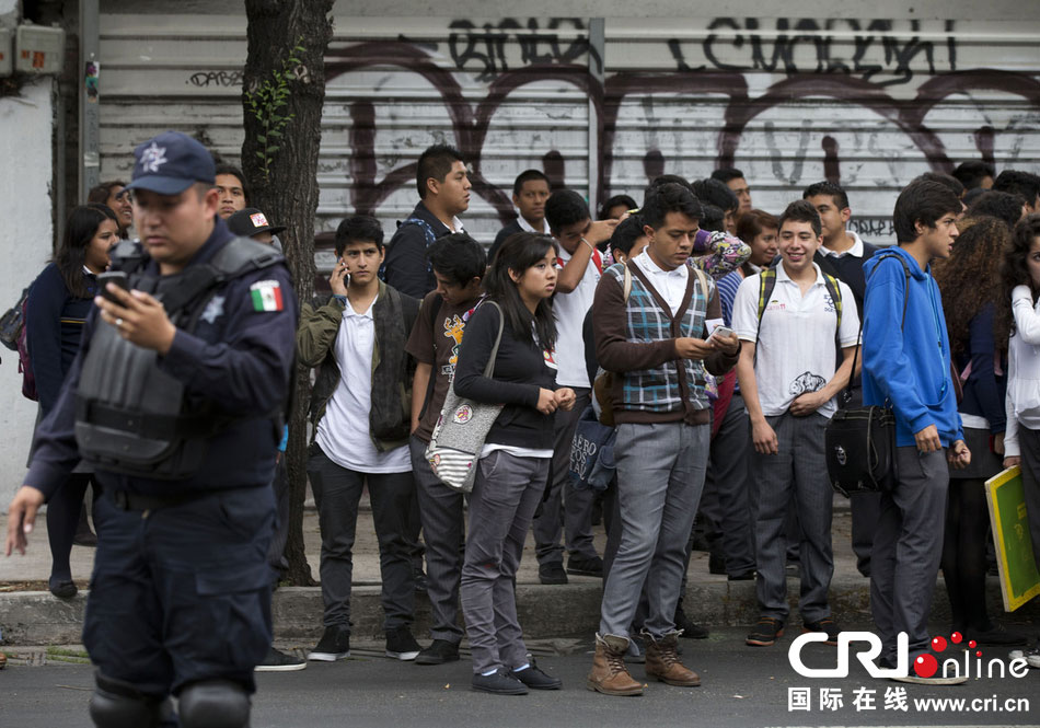 當?shù)貢r間2014年5月8日，墨西哥墨西哥城，市民等在路邊等待道路重新開啟。