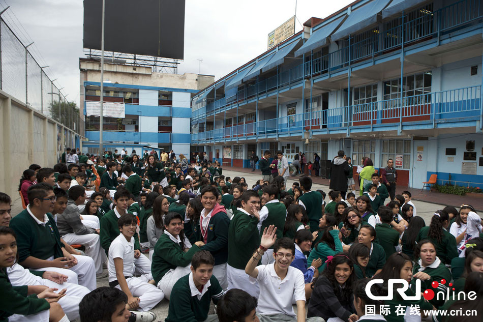 當?shù)貢r間2014年5月8日，墨西哥墨西哥城，學生聚集在庭院內?！? width=