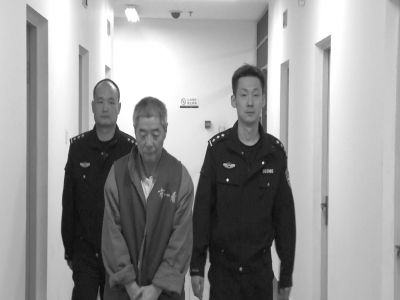 向南夫被帶出監(jiān)室接受提審。警方供圖