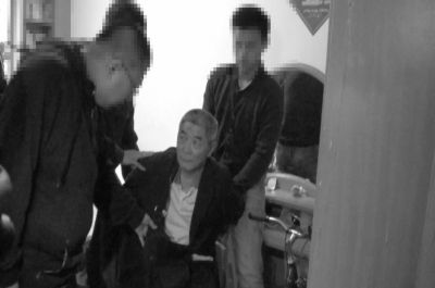 　向南夫被警方抓獲。