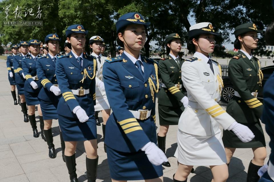 解放軍首批女儀仗兵亮相，90%以上擁有大專(zhuān)以上學(xué)歷，平均身高1.72米。圖為女兵儀仗隊(duì)。