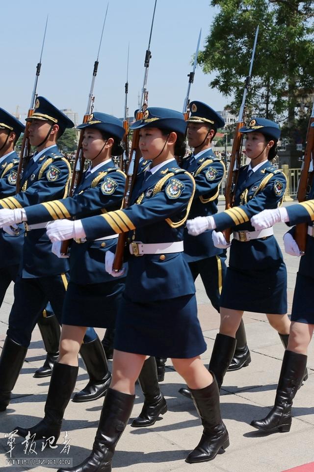 　解放軍首批女儀仗兵亮相，90%以上擁有大專(zhuān)以上學(xué)歷，平均身高1.72米。圖為女兵儀仗隊(duì)。