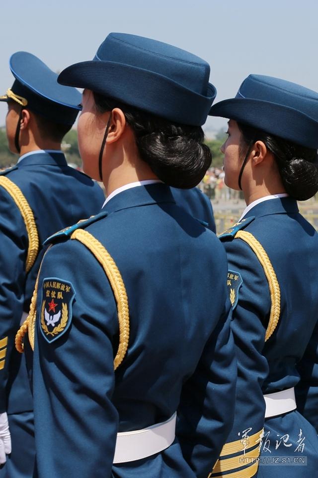 解放軍首批女儀仗兵亮相，90%以上擁有大專(zhuān)以上學(xué)歷，平均身高1.72米。圖為女兵儀仗隊(duì)。