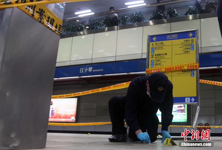 圖為新北市警察在現(xiàn)場勘查。中新社發(fā) 劉舒凌 攝