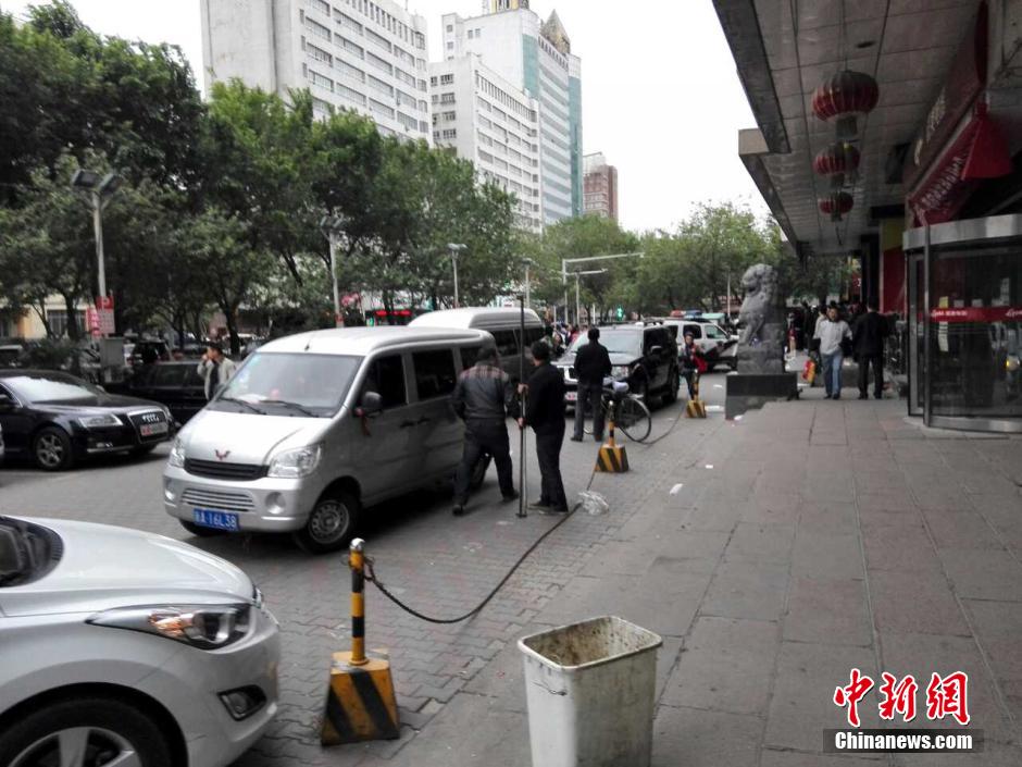 自治區(qū)和烏魯木齊市有關(guān)部門迅速處置，傷員已全部送往醫(yī)院救治。