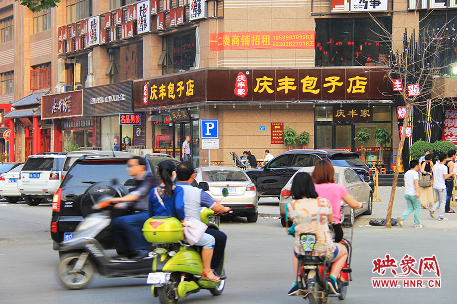 “慶豐包子店”位于路口拐角處,人流量車(chē)流量很大,堪稱(chēng)黃金位置。
