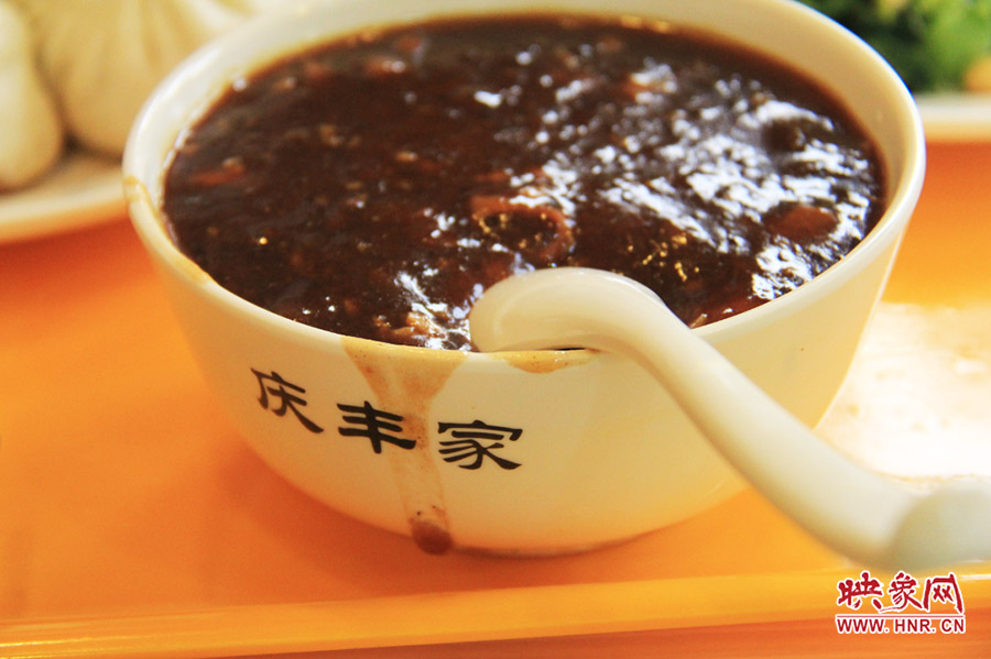 一碗炒肝,看上去也有滋有味。