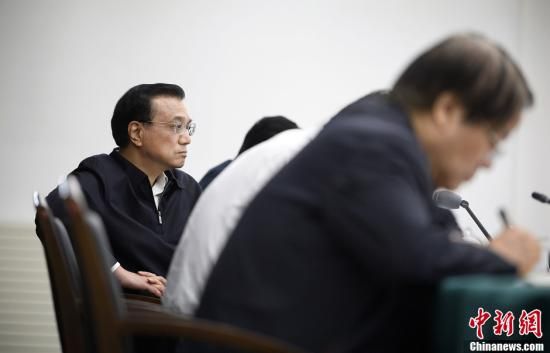 李克強在赤峰主持召開部分企業(yè)與金融機構負責人座談會。