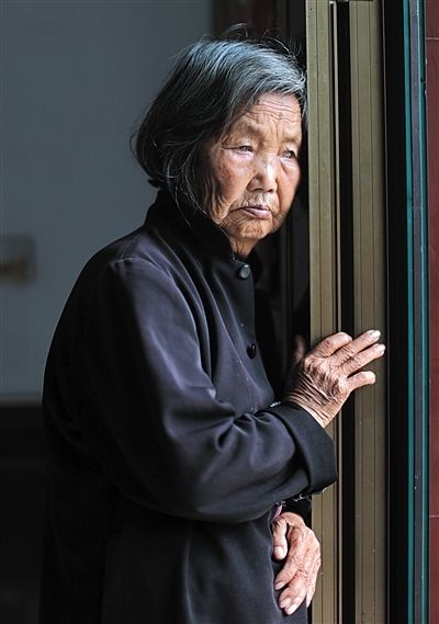 為了能“睡棺木”土葬，潘秀英四次喝農(nóng)藥自殺，后被搶救過來。