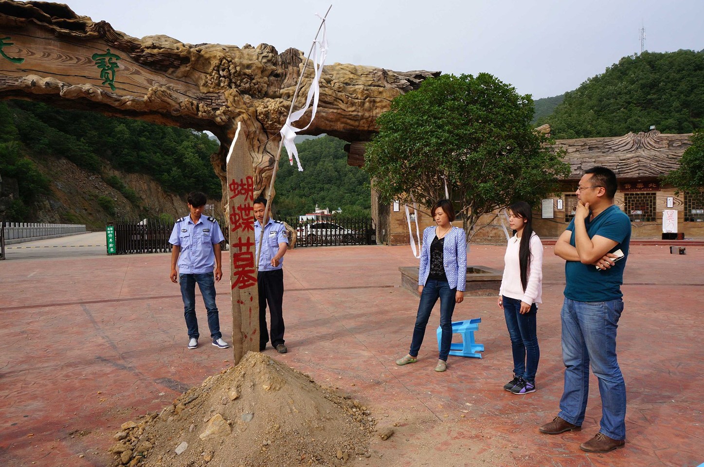 河南景區(qū)扎死蝴蝶引爭議 同名景區(qū)遭打砸 河南景區(qū)扎死蝴蝶引爭議 同名景區(qū)遭打砸