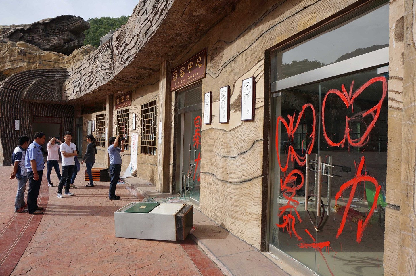 河南景區(qū)扎死蝴蝶引爭議 同名景區(qū)遭打砸 河南景區(qū)扎死蝴蝶引爭議 同名景區(qū)遭打砸