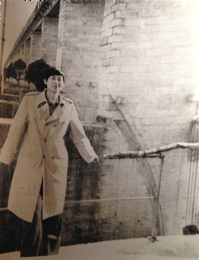 1995年，于英生在蚌埠淮河閘上留影。