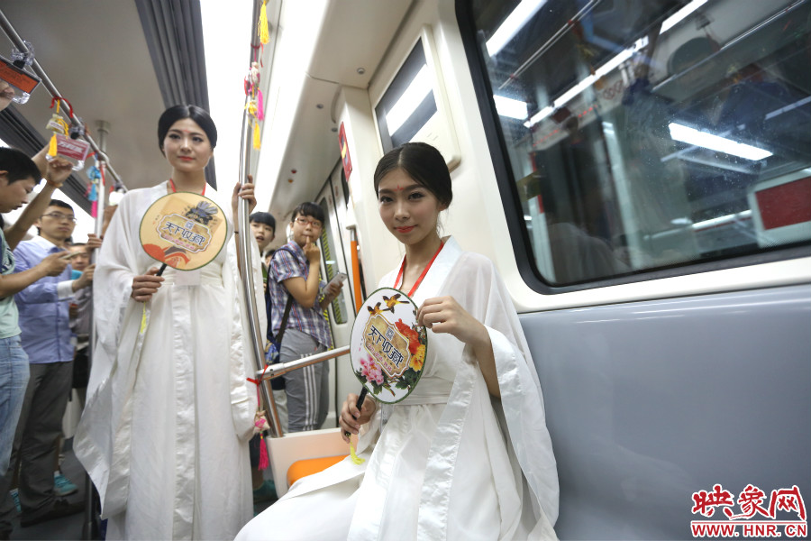 乘著龍舟“穿越”到鄭州的兩位古裝美女。