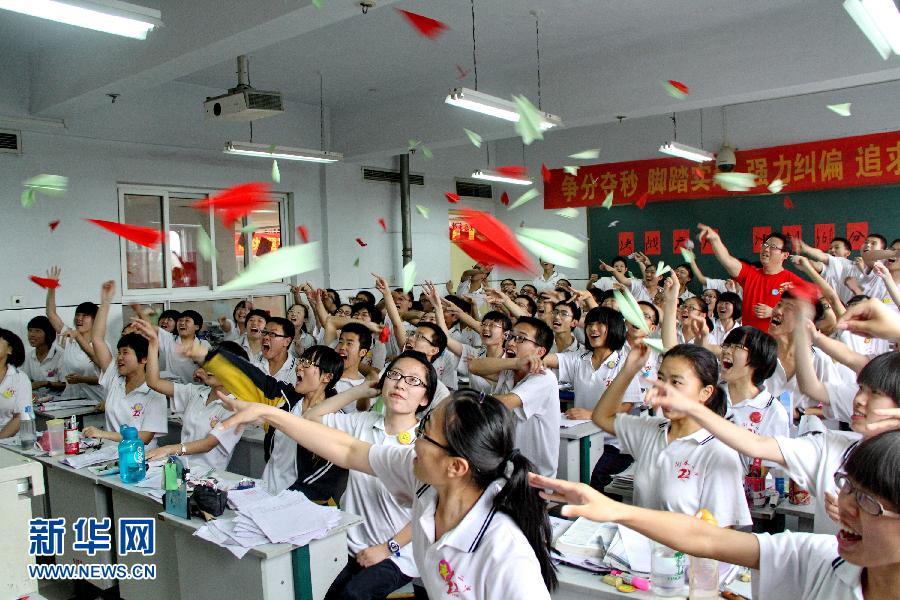  6月3日，河北省衡水市第二中學(xué)高三學(xué)生在教室里用扔紙飛機(jī)的方式舒緩心情。