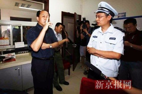 國家文物局的一名工作人員正在與執(zhí)法人員對峙。新京報記者 高瑋 攝