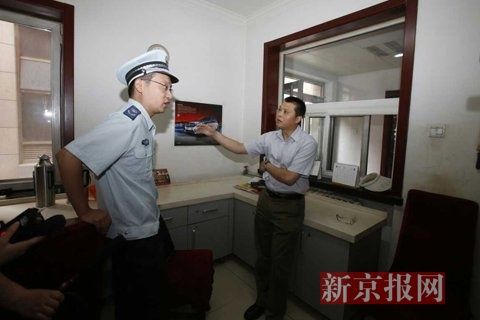 國家文物局的一名工作人員正在與執(zhí)法人員對峙。新京報記者 高瑋 攝