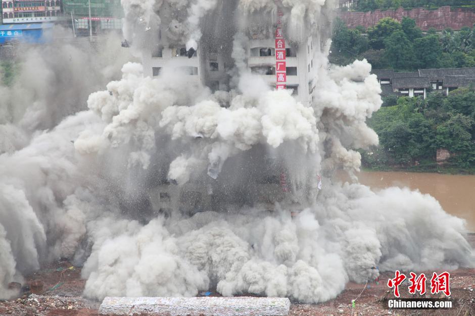 6月6日13時(shí)，貴州仁懷茅臺(tái)大橋及鐘樓整體爆破成功。