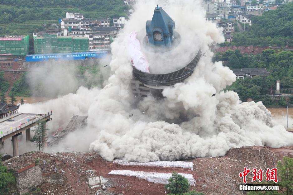 6月6日13時(shí)，貴州仁懷茅臺(tái)大橋及鐘樓整體爆破成功。