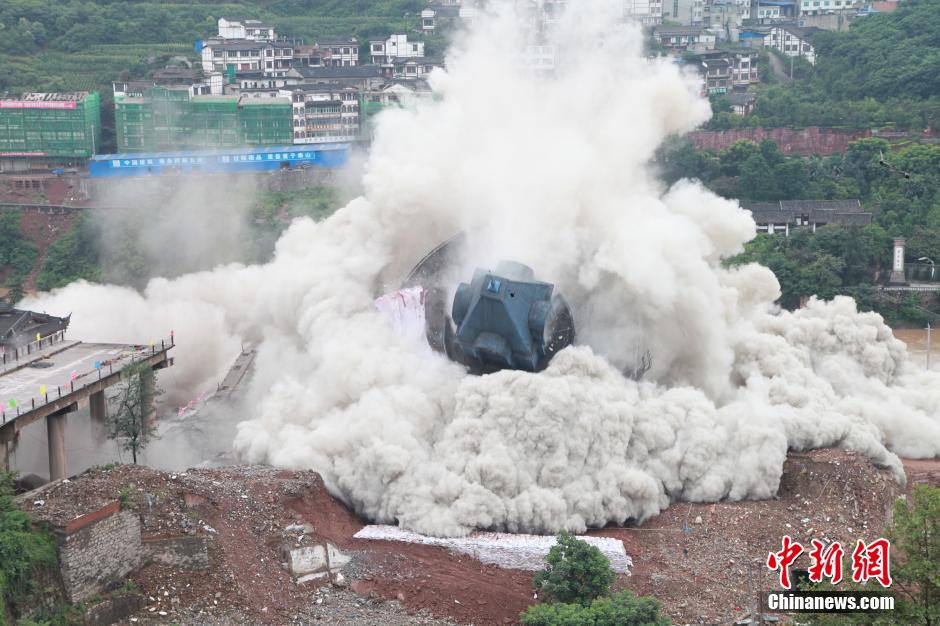 6月6日13時(shí)，貴州仁懷茅臺(tái)大橋及鐘樓整體爆破成功。