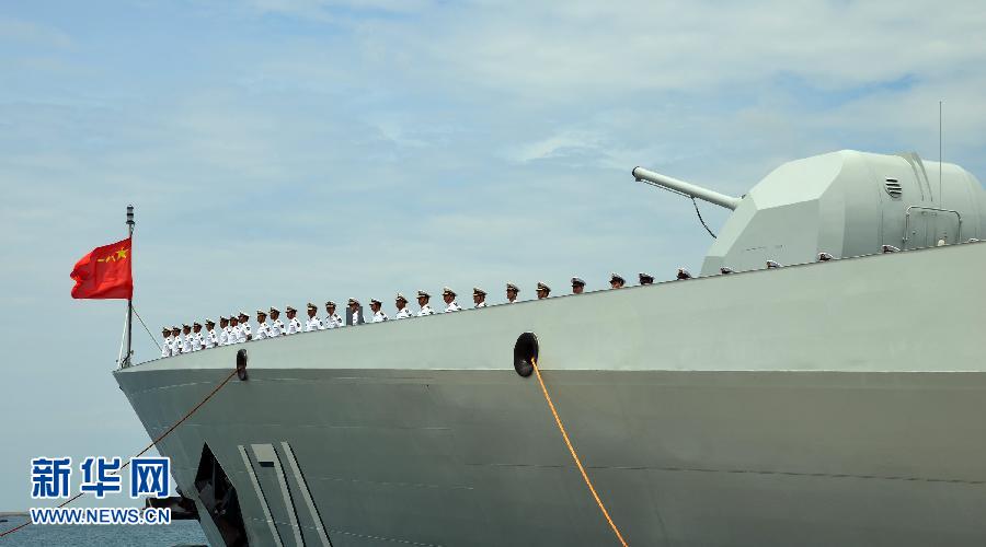 6月9日，在三亞某軍港，海口艦準(zhǔn)備起航。