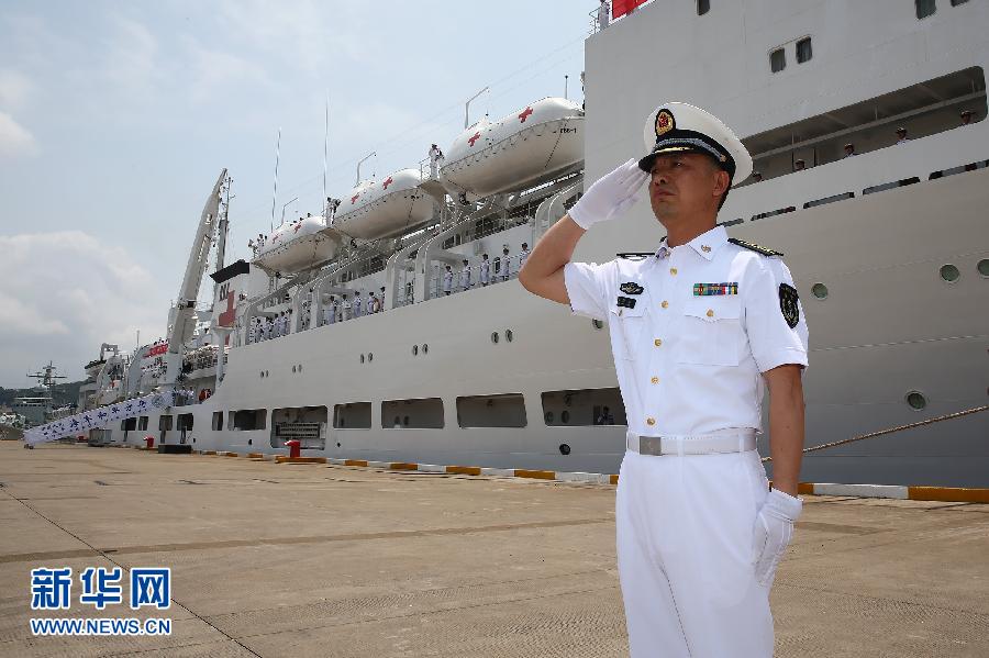  6月9日，在浙江舟山某軍港，和平方舟醫(yī)院船船長(zhǎng)章榮華請(qǐng)示起航。