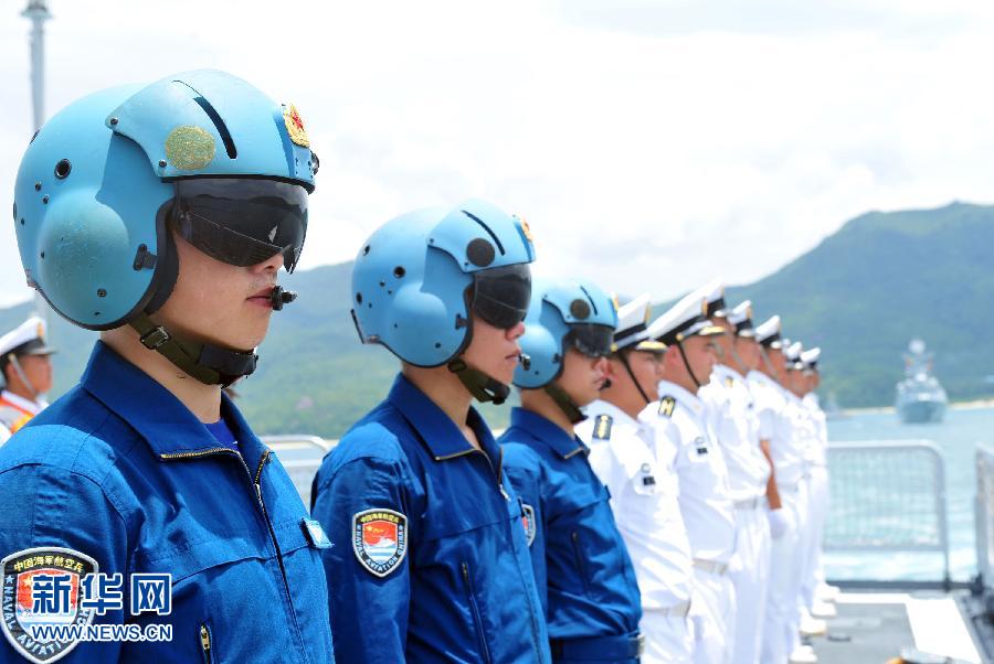  6月9日，在三亞某軍港，隨?？谂瀰⒀莸呐炤d直升機(jī)飛行員整裝待發(fā)。