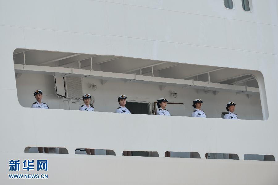  6月9日，在浙江舟山某軍港，和平方舟醫(yī)院船上的海軍官兵列隊(duì)與港口送行人員告別。