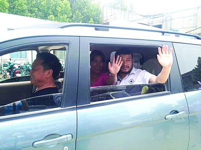 孫正龍和妻子、家人，揮手和醫(yī)護人員告別。張凌飛