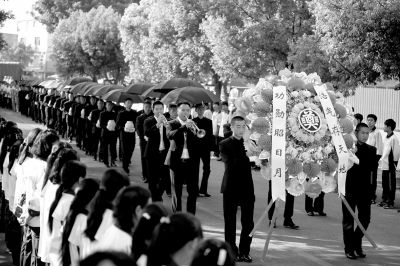 護送陣亡將士遺骸的隊伍緩緩走入殤墓園。
