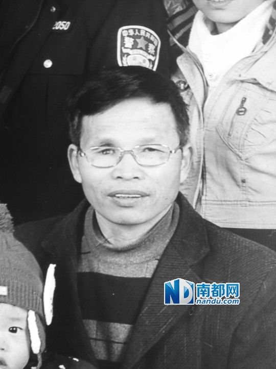  偷拍縣長收禮的萬載縣人汪冬根。