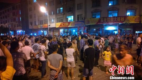 事發(fā)后民眾仍未離去。 王剛 攝