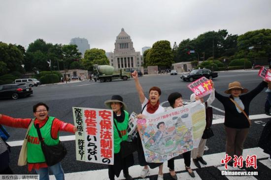 當?shù)貢r間5月13日，日本示威者在位于東京的國會議事堂外高喊口號，反對日本政府計劃修憲以解禁自衛(wèi)權(quán)。