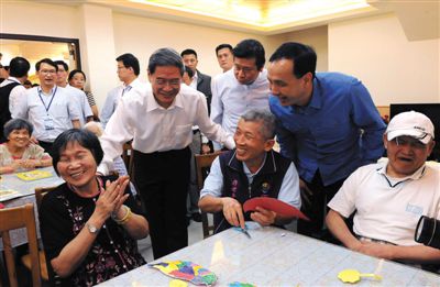 　昨日，張志軍前左二和陪同的新北市長朱立倫與老人們交談。