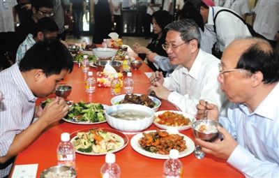 昨日中午，國(guó)臺(tái)辦主任張志軍（右二）在臺(tái)中市長(zhǎng)胡志強(qiáng)的陪同下和盲校的孩子共進(jìn)午餐。當(dāng)晚，張志軍結(jié)束訪臺(tái)回京。 新華社發(fā)