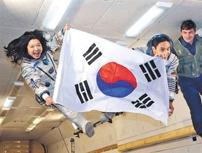　2007年9月10日，李炤燕（左）在俄羅斯首都莫斯科接受零重力飛行訓(xùn)練。