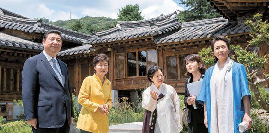 照片中左起分別是習近平、樸槿惠、家具博物館館長鄭美淑(音)、隨同翻譯、彭麗媛。