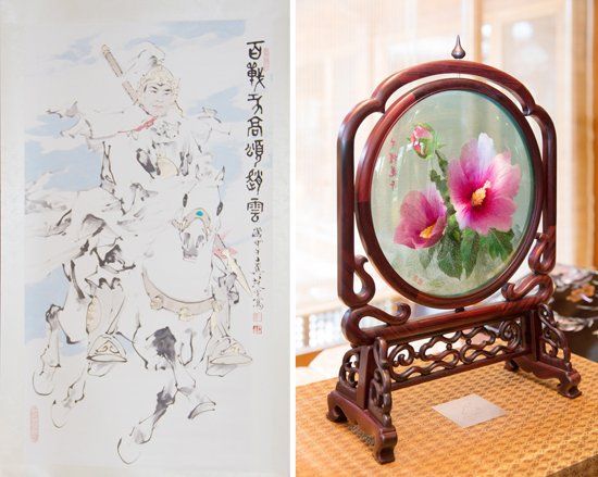 　當地時間2014年7月4日，中國國家主席習近平向韓國總統(tǒng)樸槿惠贈送的趙云畫像（左）和木槿花玻璃工藝