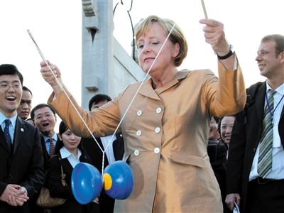 2007年8月27日，北京，默克爾正在玩扯鈴。