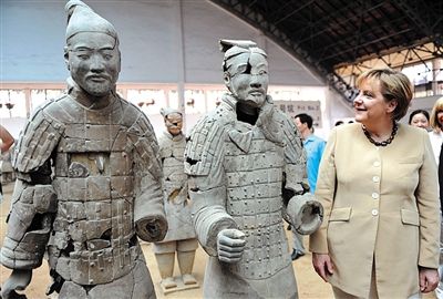 2010年7月17日，西安，默克爾參觀兵馬俑，慶祝生日。