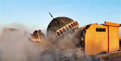 ISIS武裝人員駕駛推土機推倒一座清真寺的墻體。