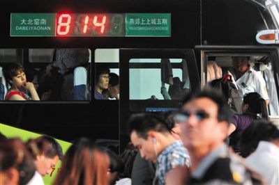 2014年5月22日,乘客在北京大北窯南乘坐開往燕郊的814路公交車。