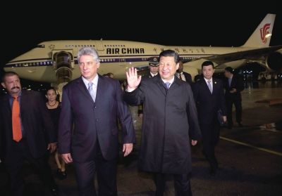 21日晚,習(xí)近平乘坐的專機(jī)抵達(dá)哈瓦那何塞·馬蒂國(guó)際機(jī)場(chǎng)。古巴國(guó)務(wù)委員會(huì)第一副主席兼部長(zhǎng)會(huì)議第一副主席