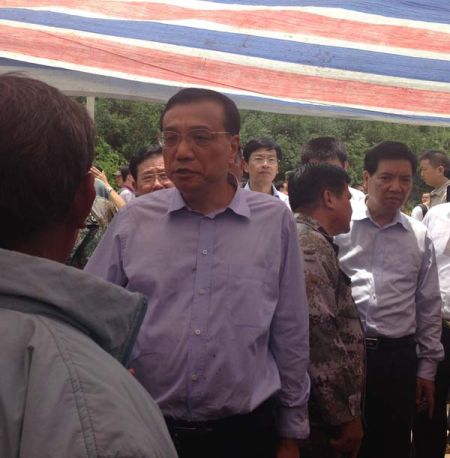 走進帳篷，總理就握住蔡官耀的雙手說：“不行，這個帳篷太簡易了”。說完這句，叮囑蔡官耀，“不能回家住”