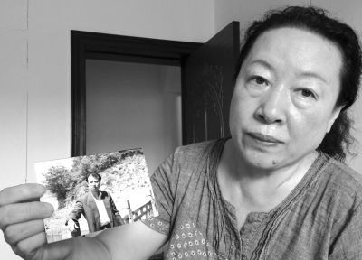 劉吉強(qiáng)的姐姐劉麗霞手持弟弟當(dāng)年的照片。劉吉強(qiáng)在給家人的書(shū)信中多次要求申冤，家人為此奔走了16年。京華