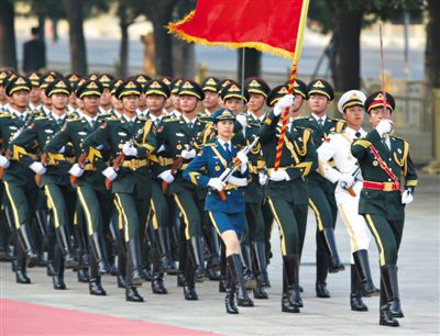 昨日，151人最大陣容的三軍儀仗隊，著新式禮賓服接受檢閱。這也是解放軍儀仗隊、軍樂團新式禮賓服首次亮