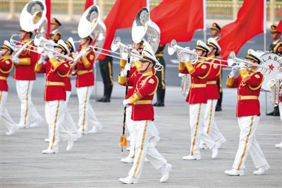 昨日，紅白相配的解放軍軍樂團行進演奏服亮相。杜洋 攝