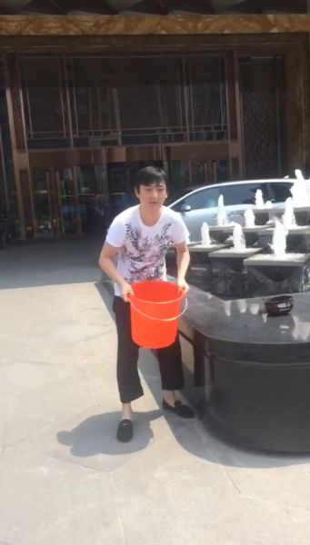 王思聰在進(jìn)行冰桶挑戰(zhàn)。