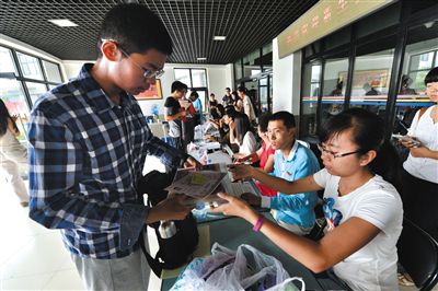 8月23日，清華大學新生在辦理入學手續(xù)。
